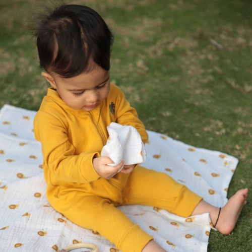 Face cloth is a handy, napkin-style cloth that is super soft and hypoallergenic. It can be used safely on the baby’s face to wipe drool, food and other messes, and is compact and light enough to carry anywhere you go! Organic cotton organic muslin premium gift luxury gift sustainable clothes baby clothes baby gift newborn gift birthday gift onesie bodysuit