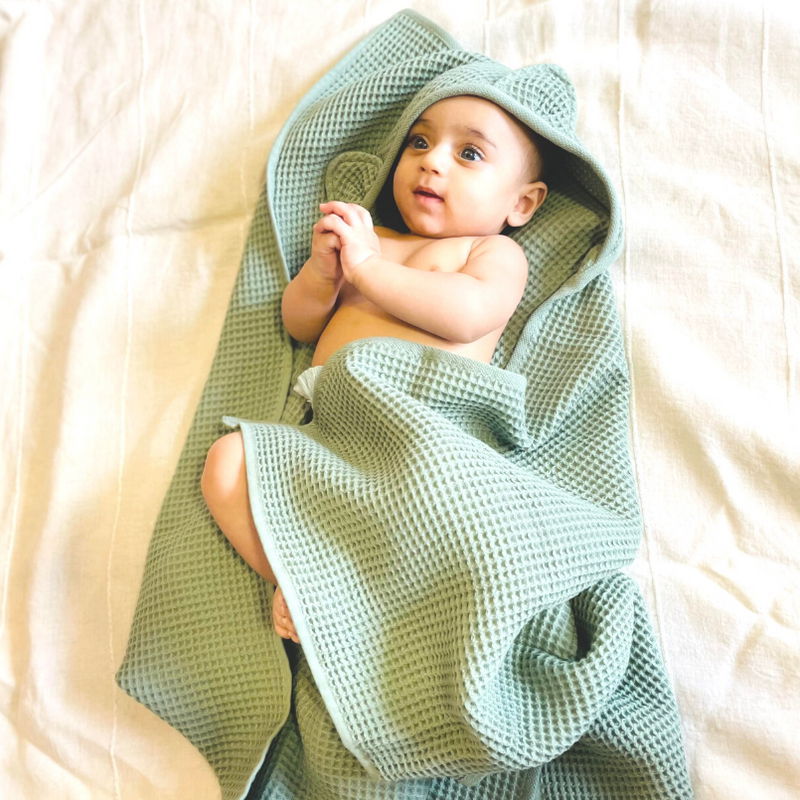 The waffle towels are the perfect way for your toddler to get warm and dry after bath time. Made using baby waffle weaves, they are super-absorbent and get softer every time you wash them, making them gentle on your little one's skin. The towel can also be customised with either your toddler's initials or name, making it the perfect gift for babies and toddlers! Premium gift personalised gift waffle hooded towel
